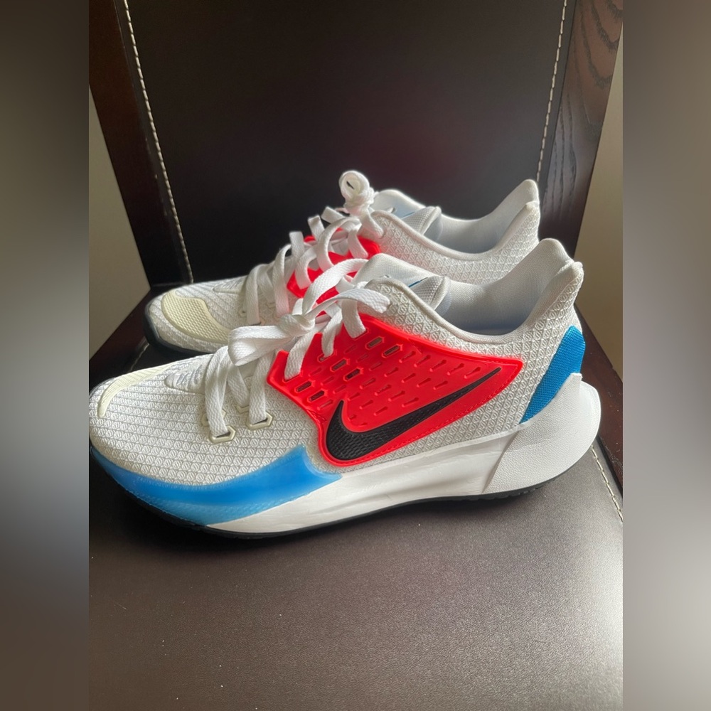 Nike Kyrie Irving Low 2 sneakers  NWT. Size 8.5 Women’s & 7 Men’s